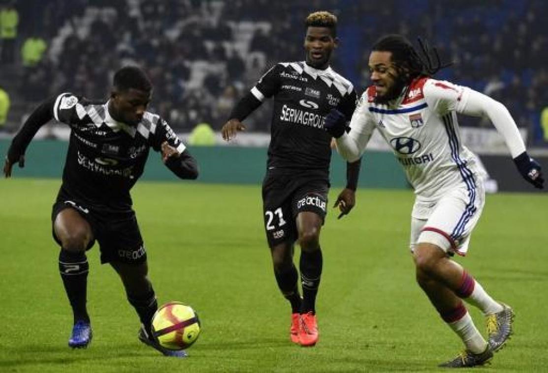 Belgen in het buitenland - Lyon wint, maar Jason Denayer valt uit met liesblessure en dreigt Barcelona te missen