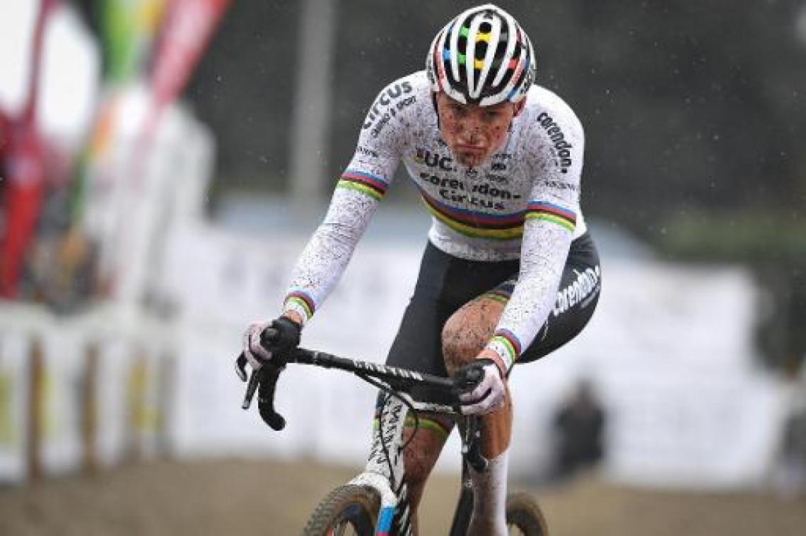 Wereldkampioen Mathieu van der Poel zet kers op de taart in Noordzeecross