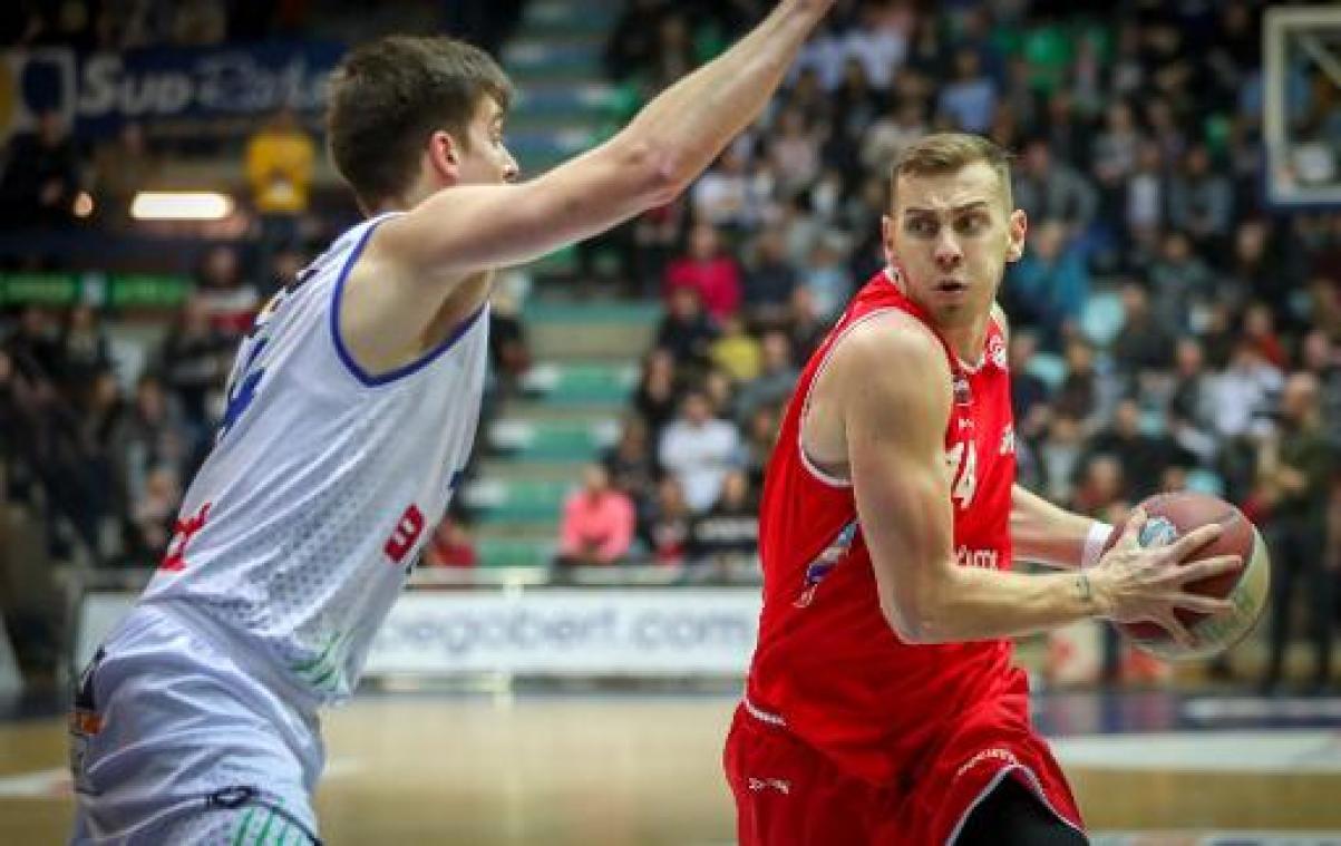 EuroMillions Basket League - Charleroi hijst zich met 87-90 zege in Bergen naast Oostende
