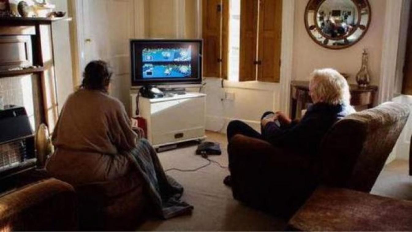 Ouder koppel verdeelt huishoudelijke taken met Mario Kart