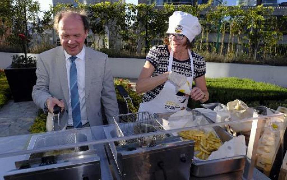 Economische missie Mexico - Belgapom en minister Muyters bakken frietjes tijdens handelsmissie in Mexico