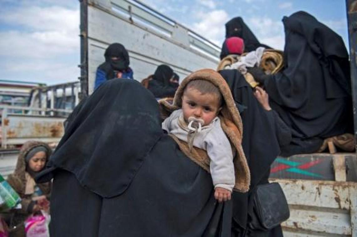 Vrachtwagens met mannen, vrouwen en kinderen verlaten IS-verzetshaard in Syrië