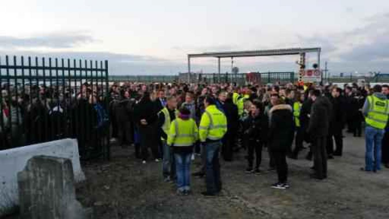 Honderden mensen op wake luchthavenpersoneel