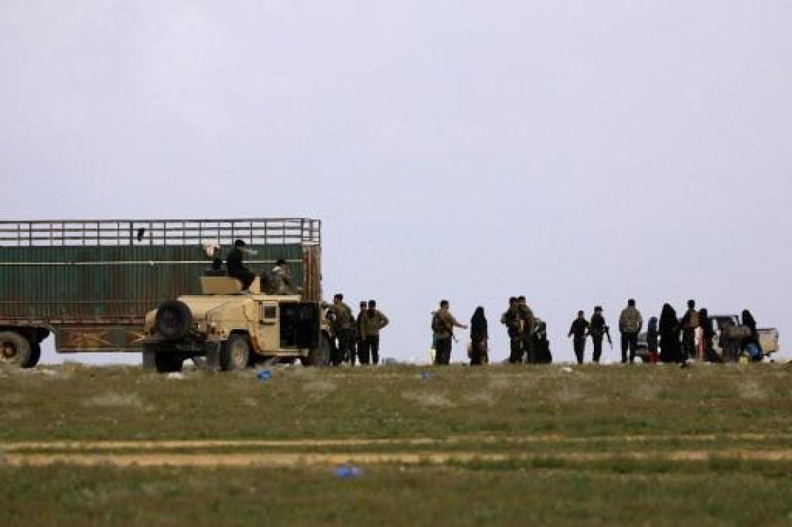 Bijna 30 vrachtwagens evacueren mannen, vrouwen en kinderen uit Baghouz