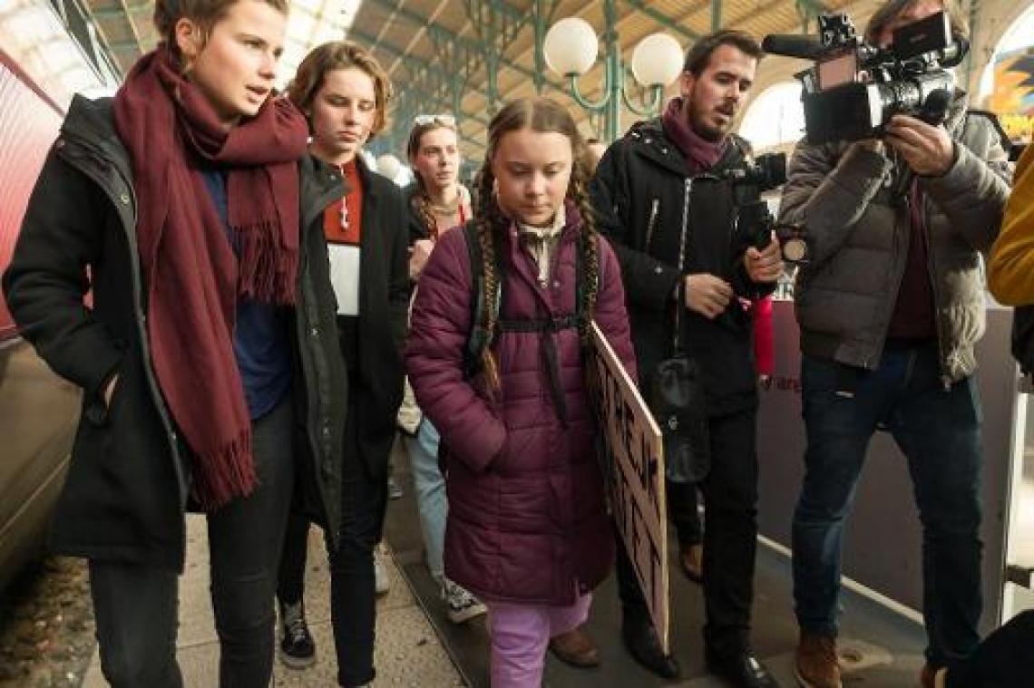 Greta Thunberg, Anuna De Wever en Kyra Gantois betogen in Parijs