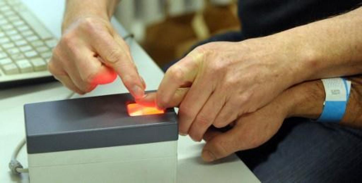 Vingerafdrukken op identiteitskaart: "We nemen akte van onderzoek"