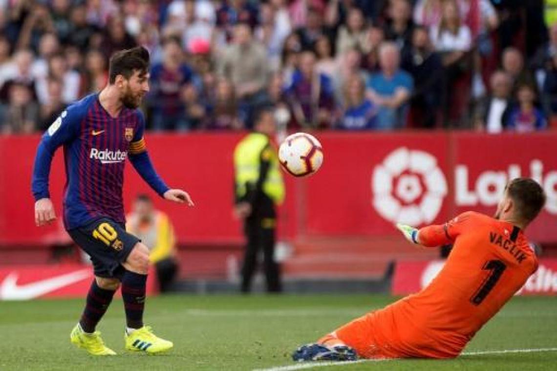 Primera Division - Barcelona wint dankzij vijftigste hattrick van Messi bij Sevilla