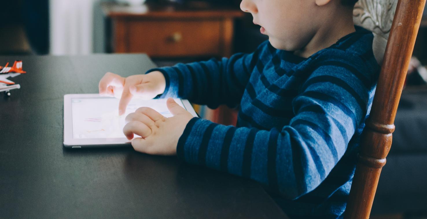 Kinderen spenderen dubbel zoveel tijd achter het scherm
