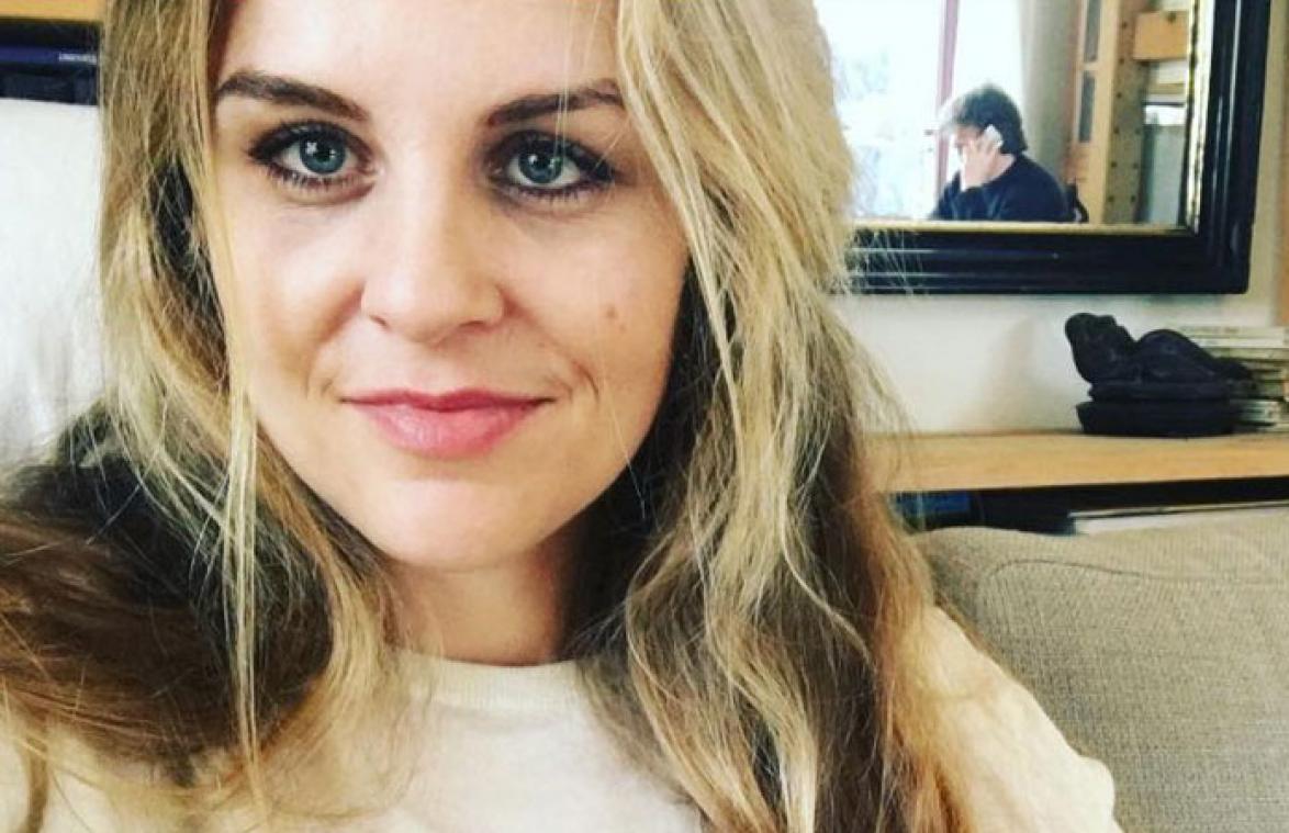 Fleur van Groningen toont 'litteken' als gevolg van zwangerschap
