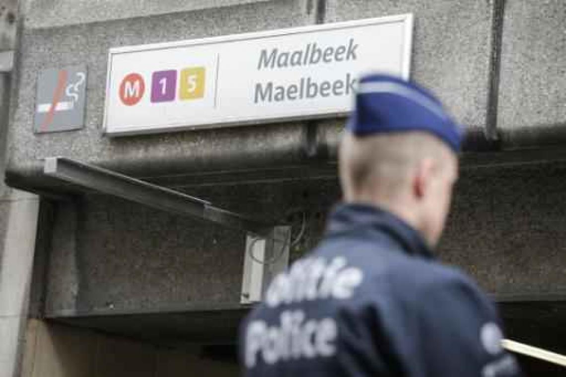 Auto's op Wetstraat rijden weer voorbij metrostation Maalbeek