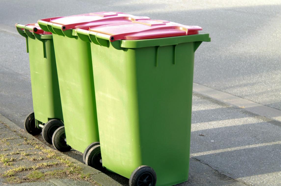 BIZAR. Jongeren steken afvalcontainers in brand om high te worden