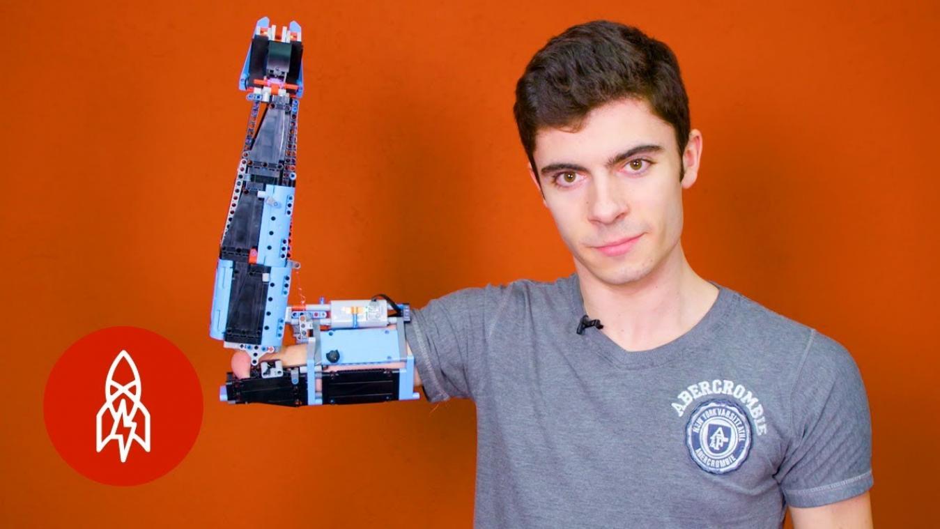 VIDEO. Jongen maakt eigen prothetische arm uit Lego