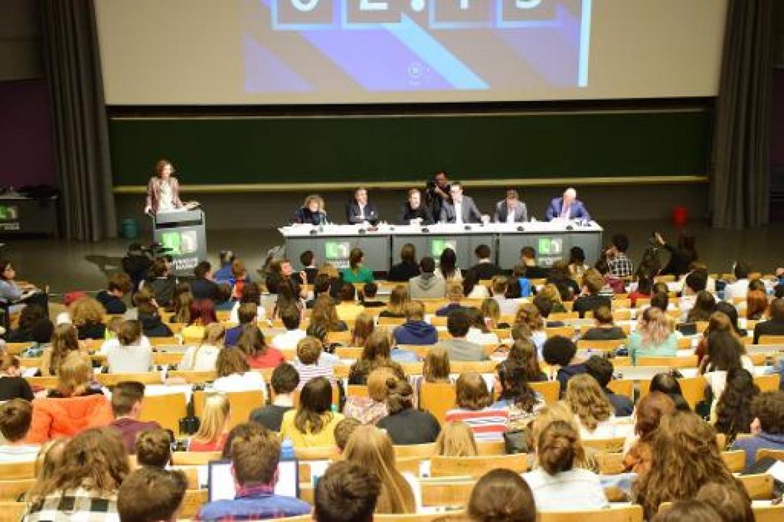Spijbelen voor het klimaat - Goed 300 Franstalige leerlingen kruisen degens met politici in Namen