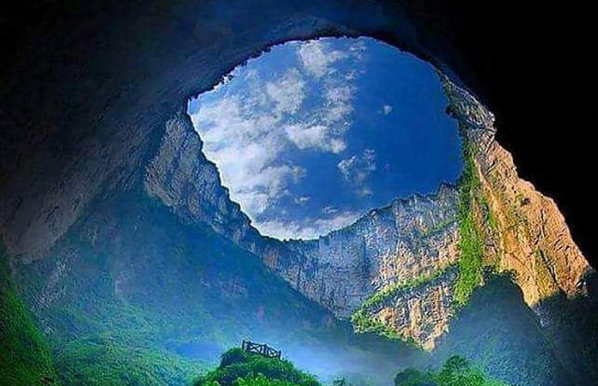 WOW! Het grootste zinkgat ter wereld is adembenemend mooi