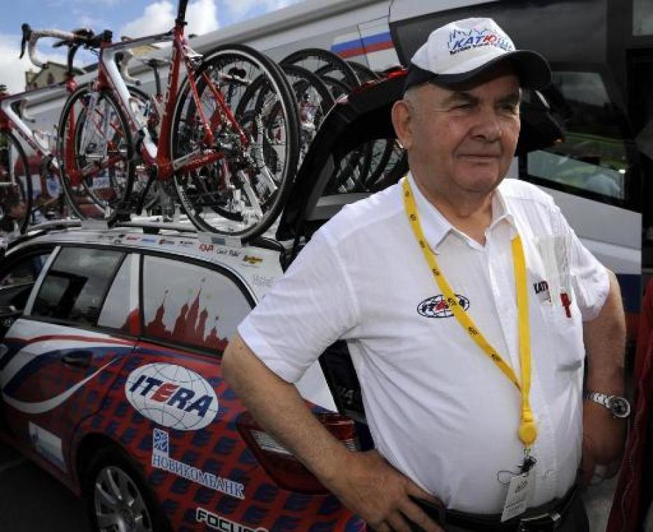 Volgwagens Lotto Soudal zijn getooid met rouwlinten na overlijden Jef Braeckevelt