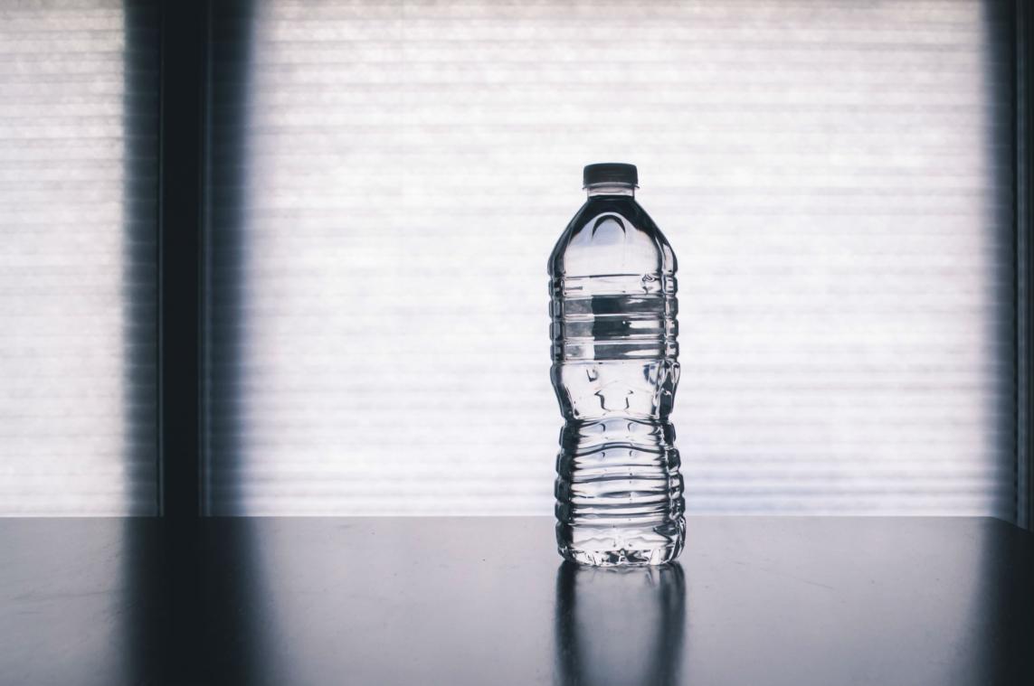 Daarom staat er een houdbaarheidsdatum op waterflesjes