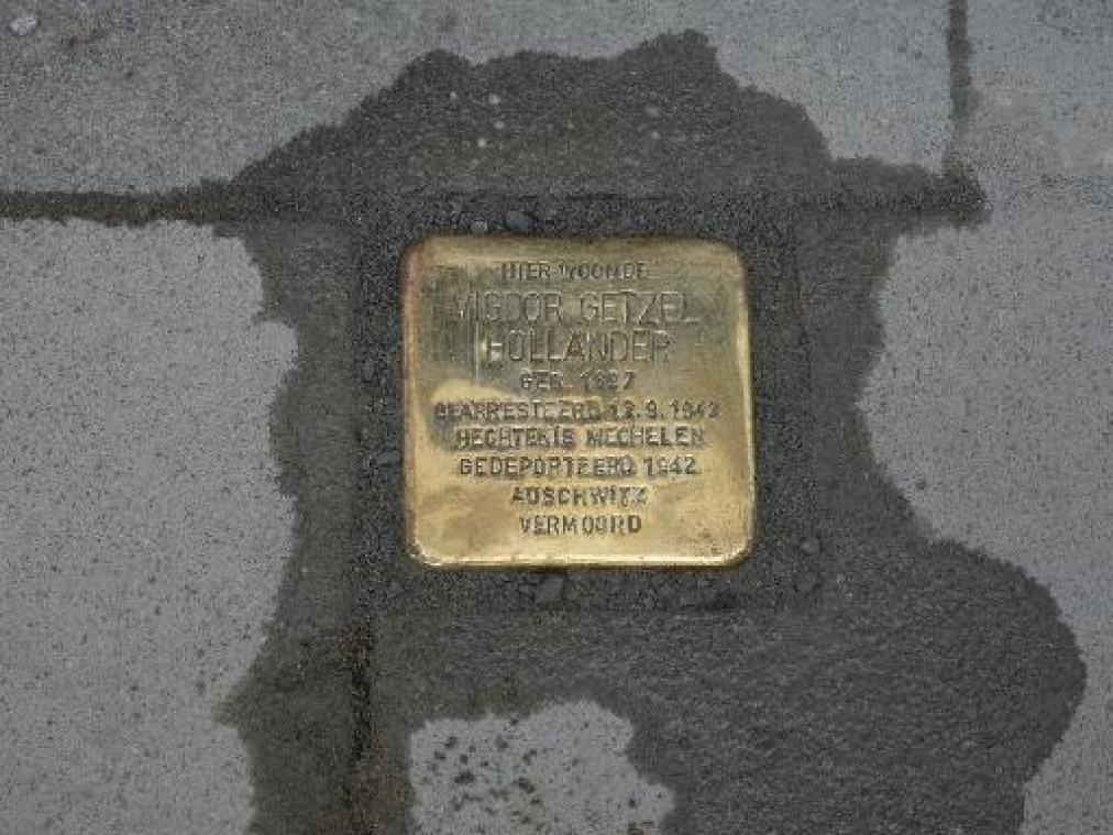 Duitse kunstenaar legt dertig "struikelstenen" voor slachtoffers van nazi's in Antwerpen