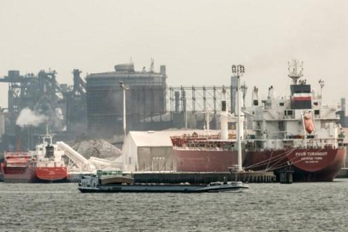 Kilometerslange file door stiptheidsactie douaniers in Calais en Duinkerke