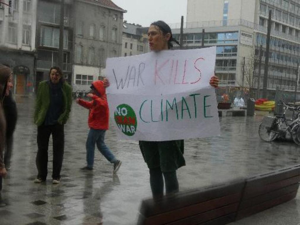 250 klimaatjongeren trotseren regen en hagel in Antwerpen