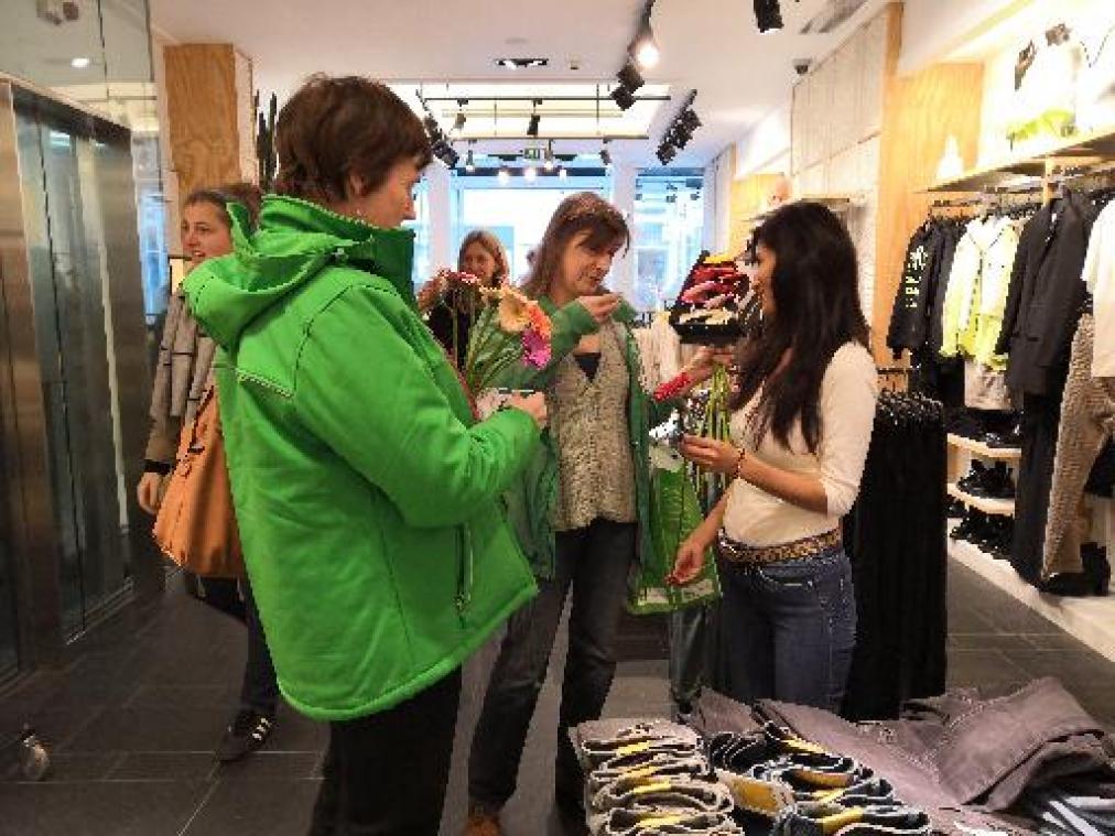 LBC-NVK deelt bloemen uit aan winkelbedienden op de Meir