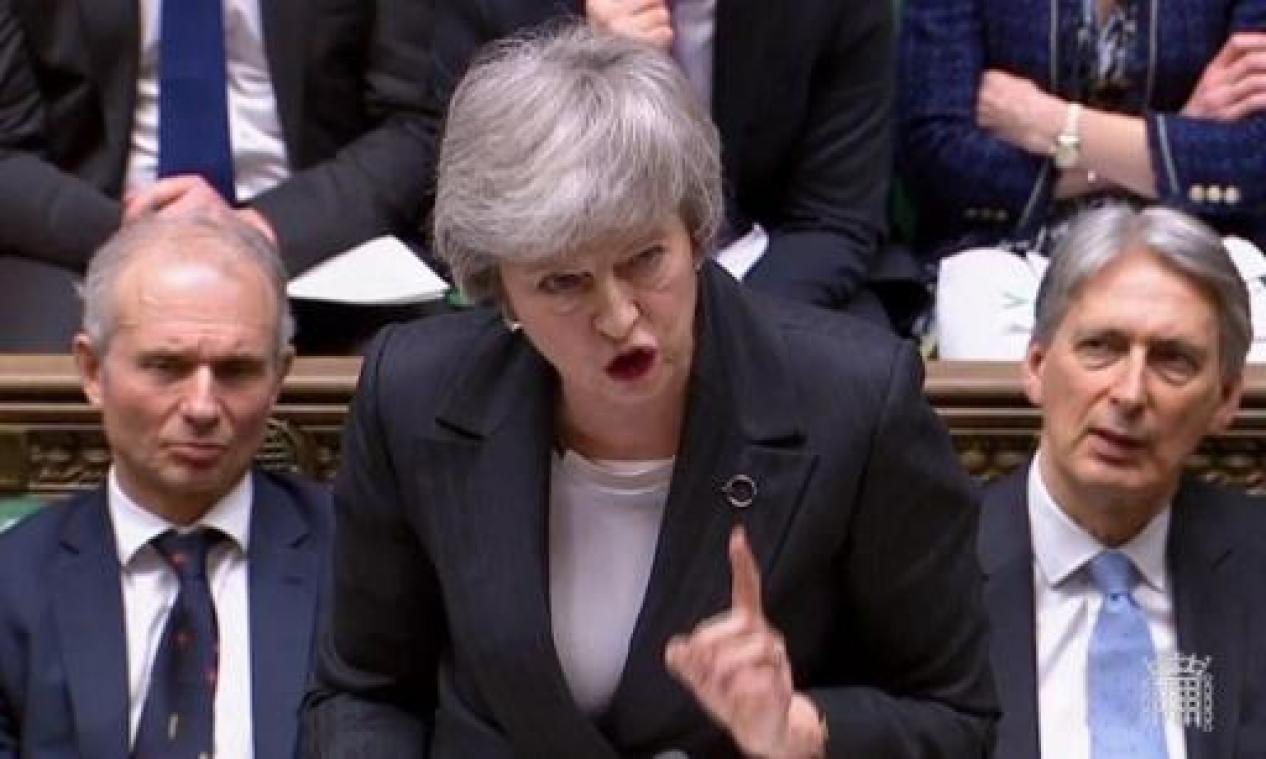 May probeert Brussel en brexiteers de arm om te wringen