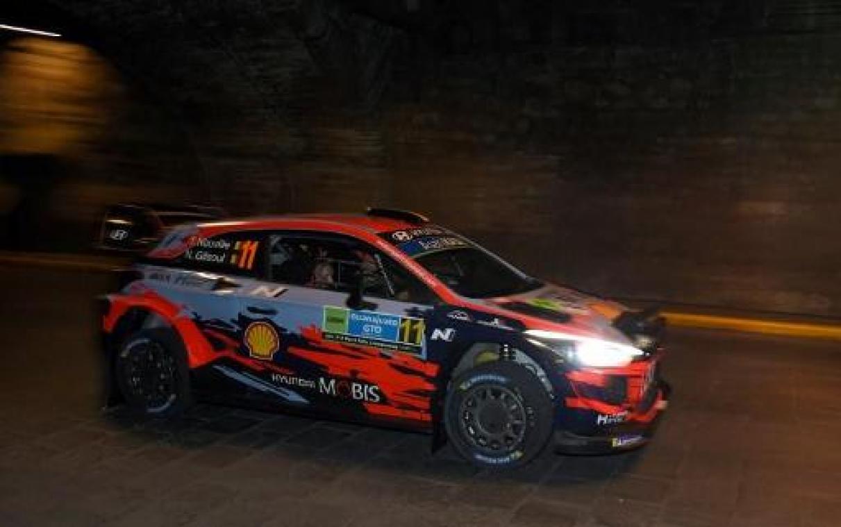 Andreas Mikkelsen aan de leiding in Mexico, Neuville in de achtervolging na lekke band