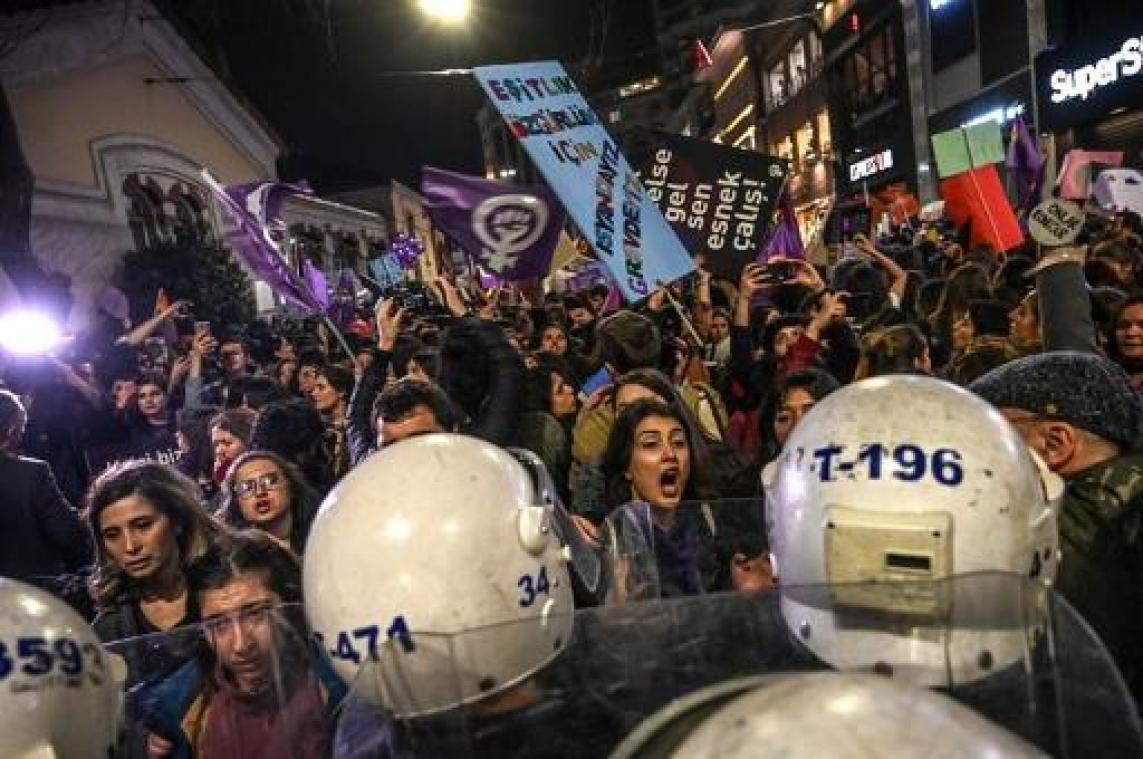 Politie Istanboel zet traangas in op vrouwenbetoging