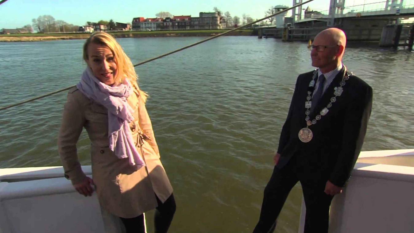 Journaliste valt in het water tijdens interview