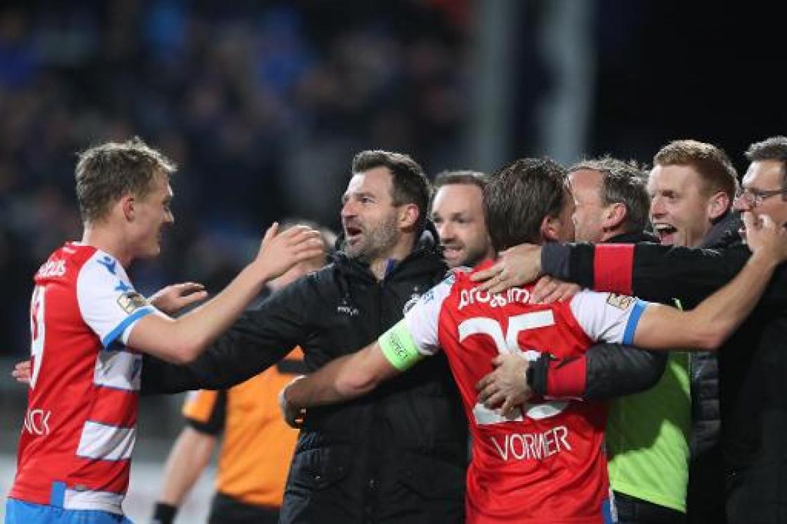 Jupiler Pro League - Genk komt met de schrik vrij tegen Lokeren en houdt Club Brugge op zes punten