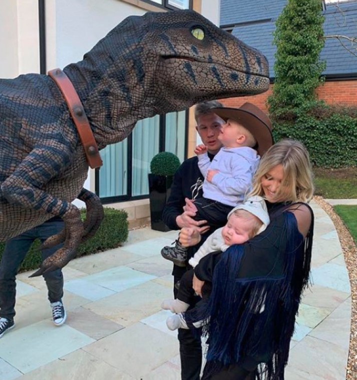 IN BEELD. Kevin De Bruyne tovert villa om in Jurassic World voor verjaardag zoontje