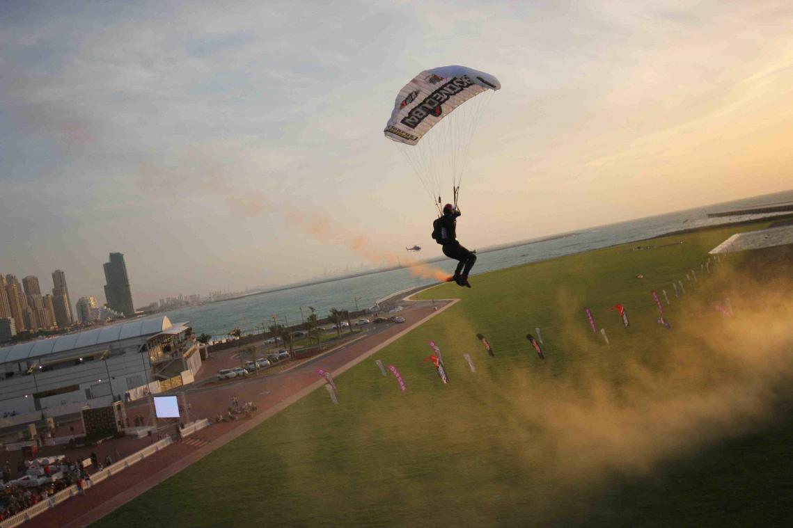 Man springt uit vliegtuig met een beddenlaken als parachute