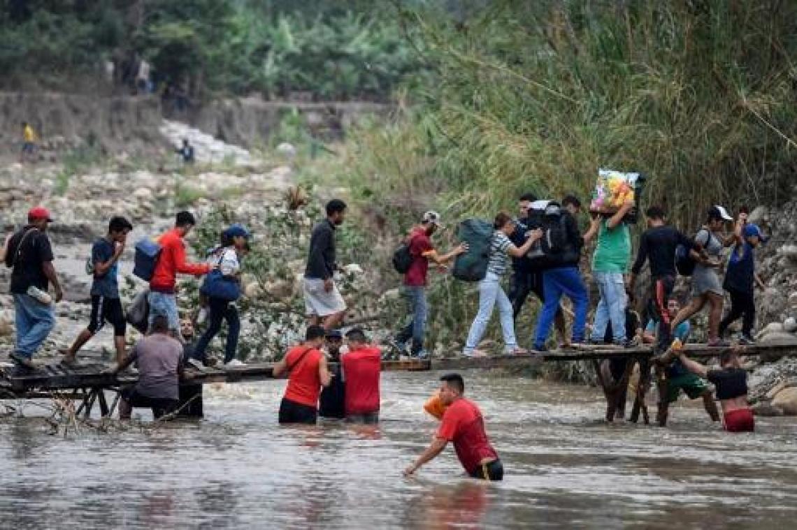 Duizenden Venezolanen reizen naar Colombia via humanitaire corridor