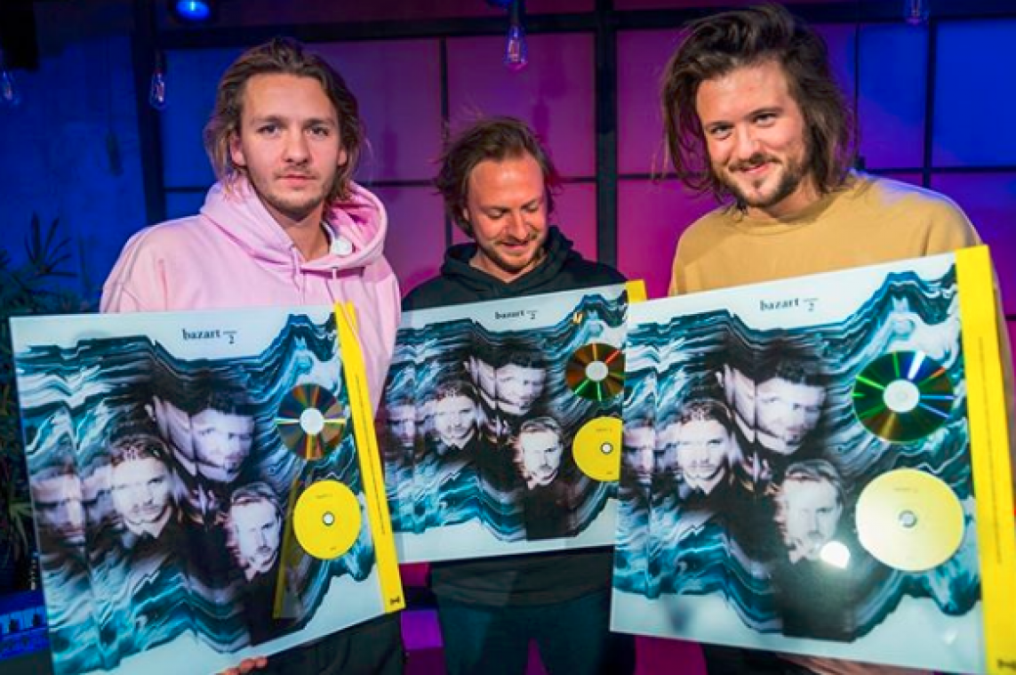 Bazart 'ziet goud aan de rand van de zon' met gouden plaat voor laatste album