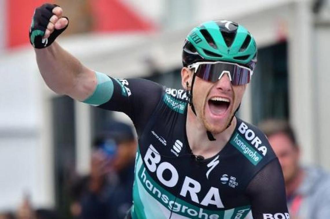 Sam Bennett spurt in derde rit Parijs-Nice naar zege
