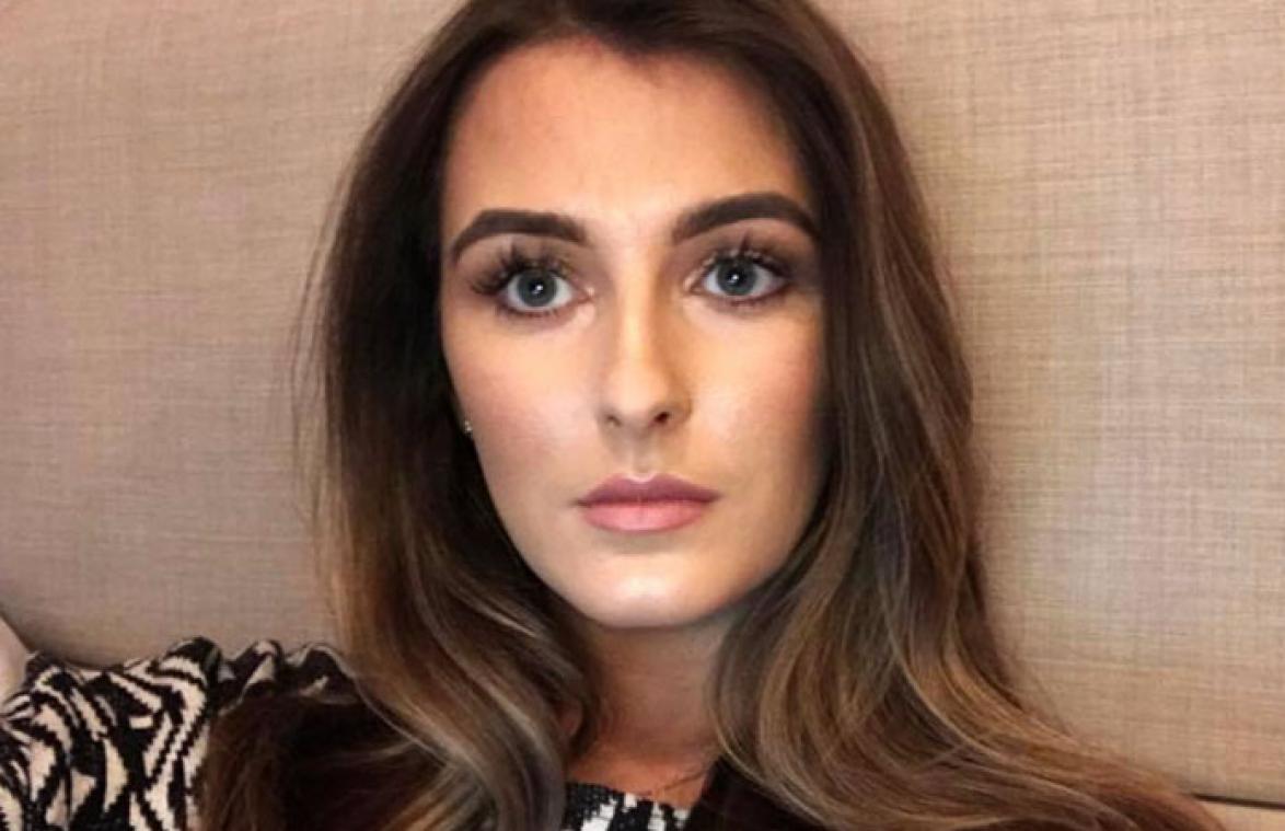 Vrouw mag niet op vliegtuig omwille van DEZE outfit