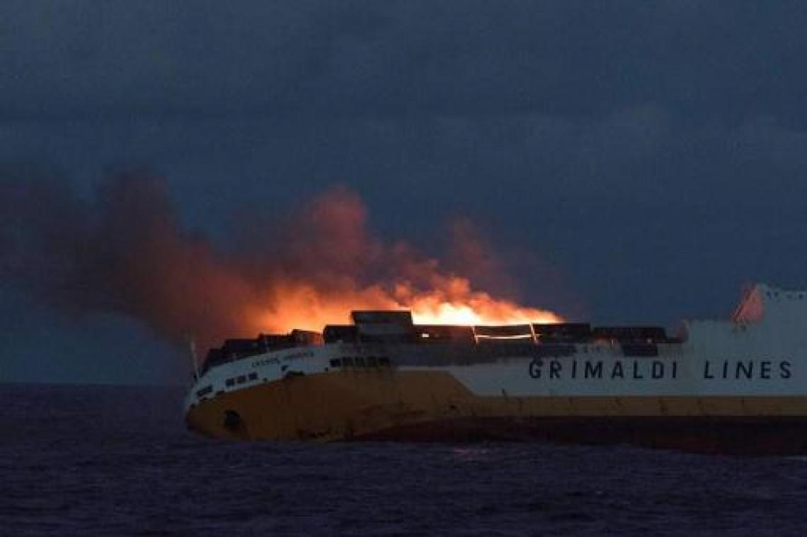 Olietapijt in Golf van Biskaje na schipbreuk containerschip