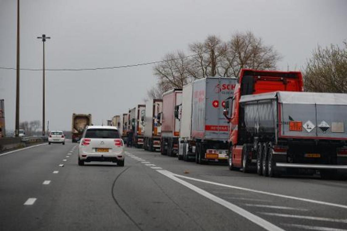 Grensovergang richting Frankrijk gesloten, verkeer moet E40 in Oostduinkerke verlaten
