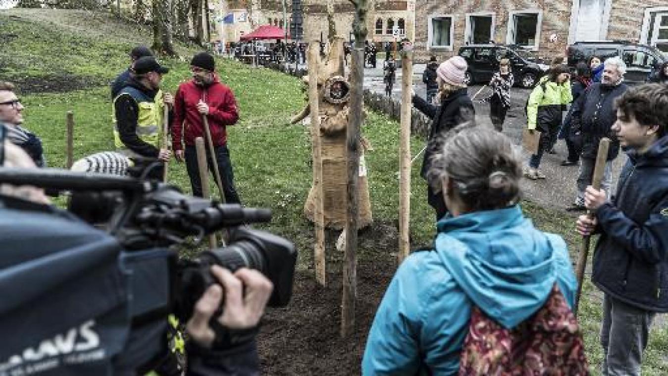 Milieuactivisten planten symbolische klimaatboom in elke provincie