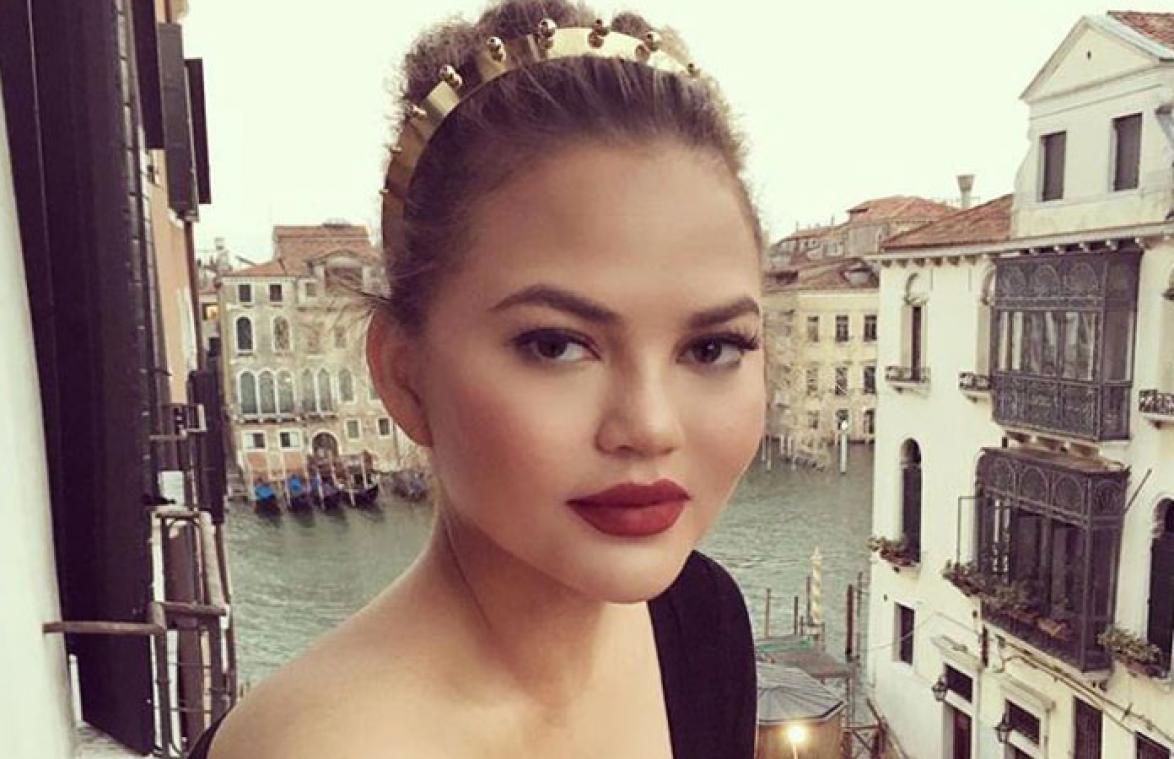 Chrissy Teigen zet onbeschofte volger keihard op zijn plaats