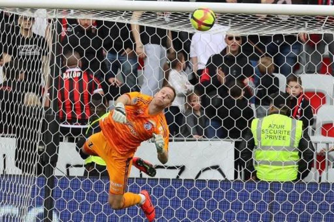 Belgen in het buitenland - Matz Sels en Straatsburg geven in laatste minuut zege weg bij Nimes