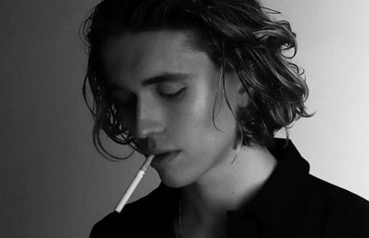 Ian Thomas onder vuur door foto met sigaret