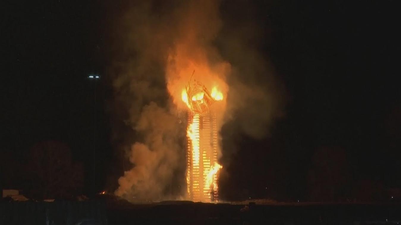 VIDEO. Het hoogste vreugdevuur ooit brandt in Oostenrijk