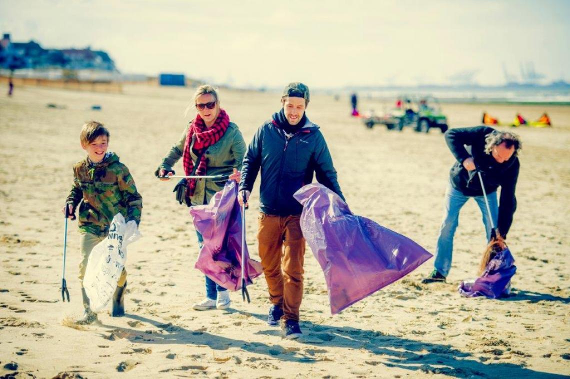 Strandschoonmaak laat clubs plastic opruimen