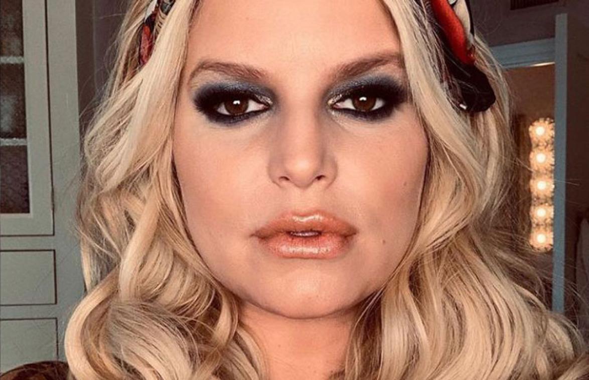 Hoogzwangere Jessica Simpson deelt foto van haar bolle buik