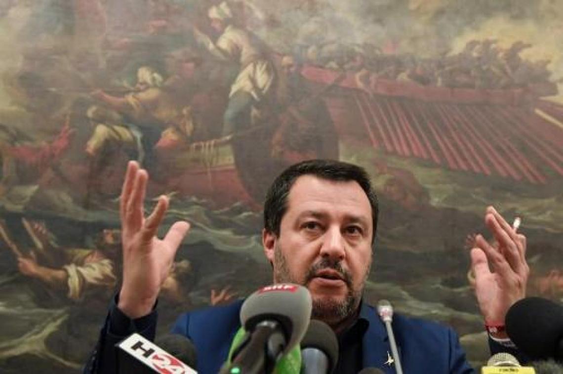 Salvini houdt opnieuw boot van ngo met 49 migranten aan boord tegen