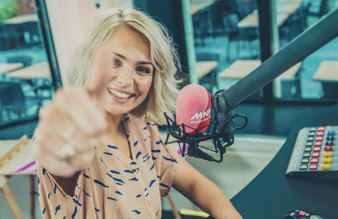 Julie Van den Steen duikt plots op als... vuilnisvrouw