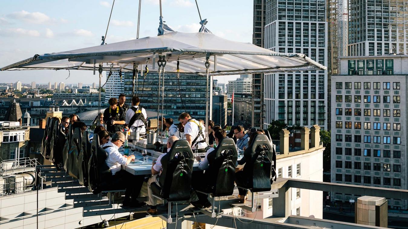 Bizar. Naakt brunchen in de lucht boven Londen