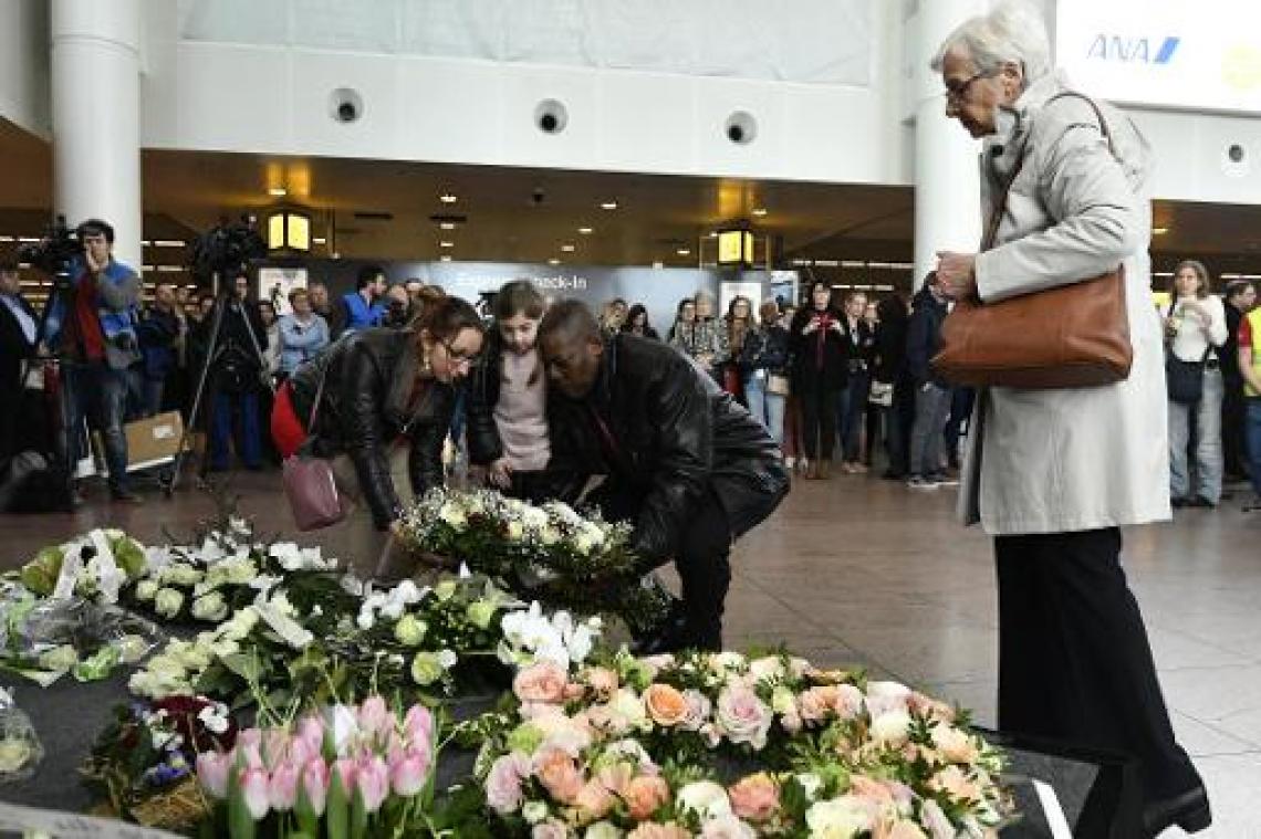 Slachtoffers aanslagen 22 maart sereen herdacht met minuut stilte in vertrekhal Brussels Airport