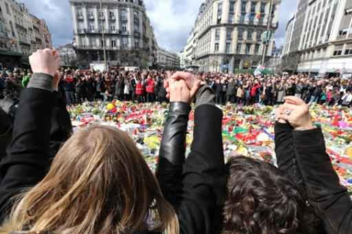 450 in het zwart geklede voetbalfans stappen door centrum Brussel