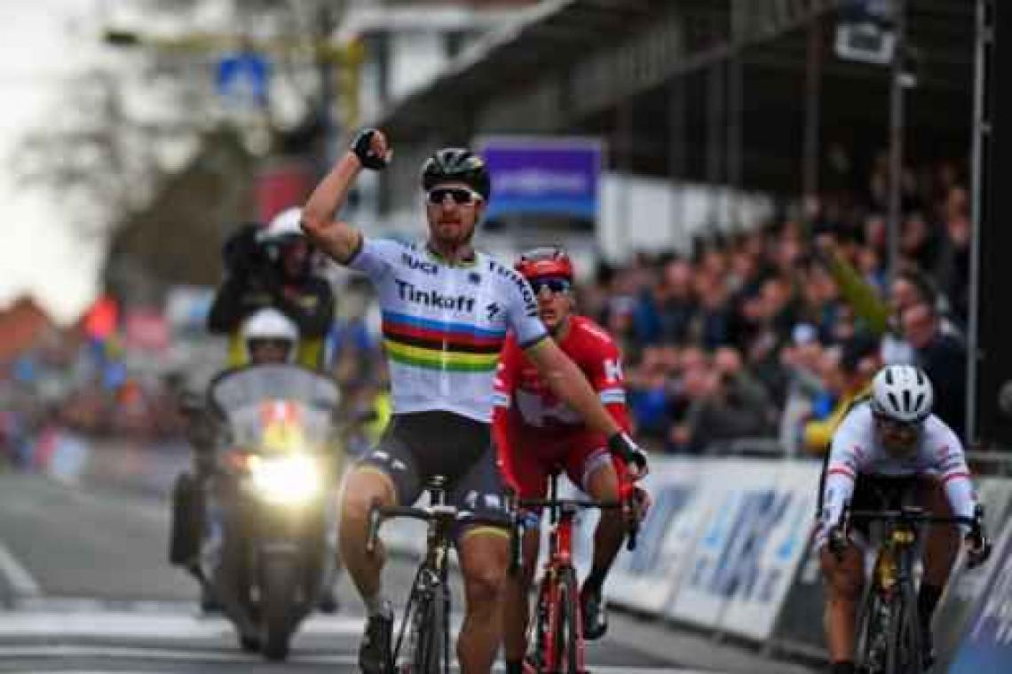 Peter Sagan triomfeert voor het eerst in regenboogtrui